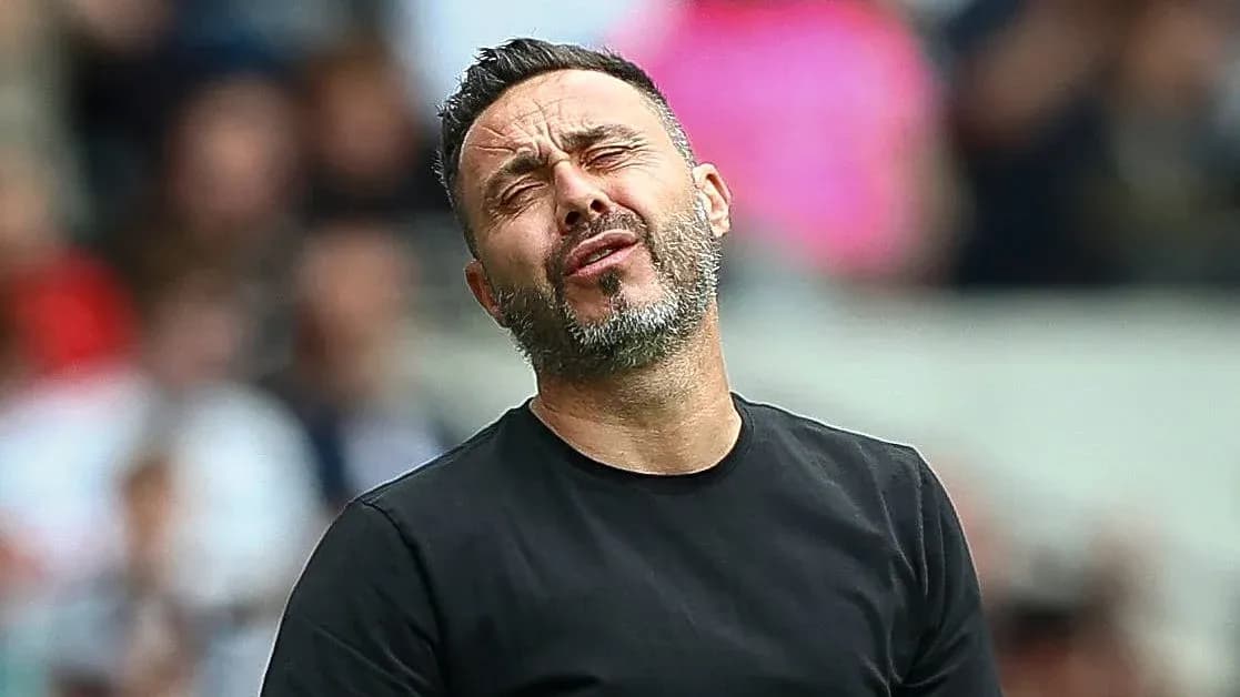 Entrenador reaccionando durante un partido de fútbol