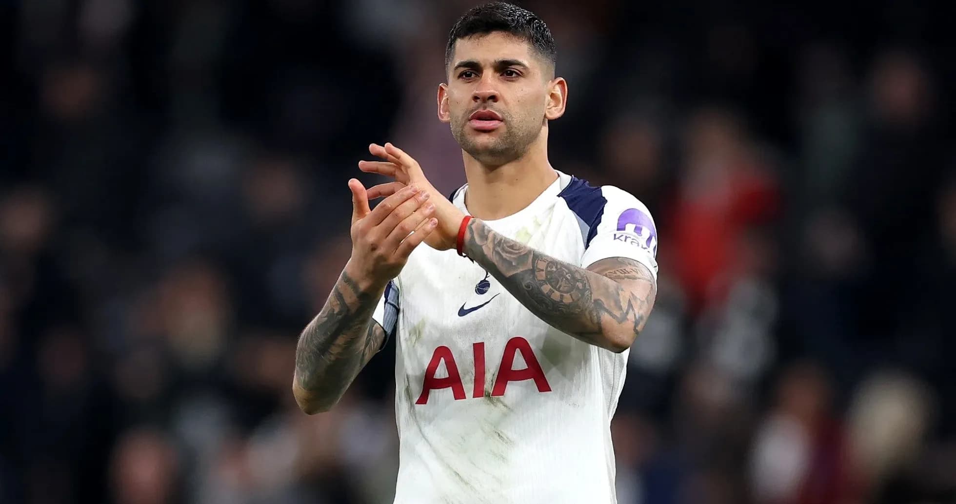 Jugador aplaudiendo tras el partido en el estadio