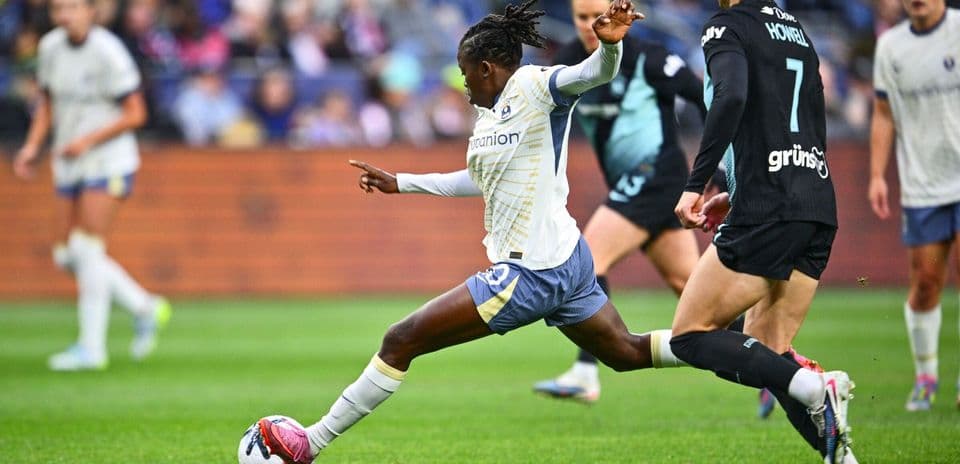 Jugadora de Seattle Reign FC driblando balón