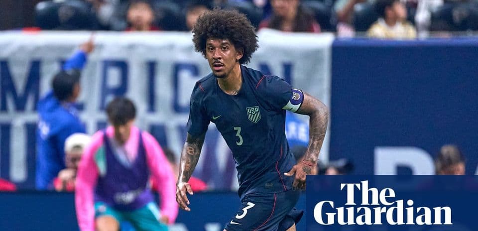 Jugador de Estados Unidos corriendo en el campo