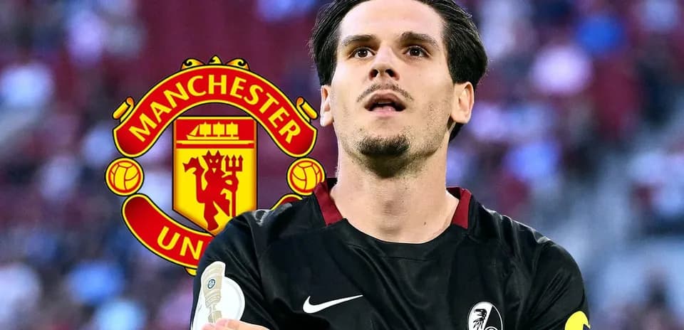 Jugador en uniforme de fútbol con logo de Manchester United