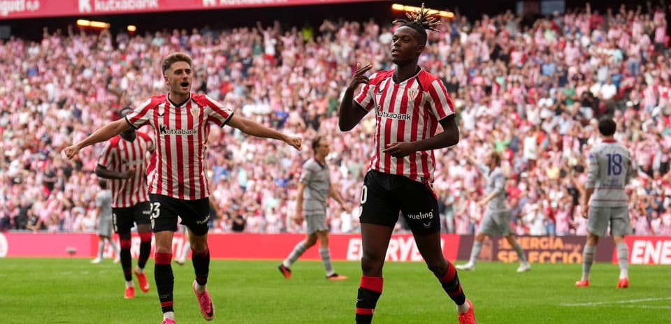 Jugador del Athletic celebrando un gol con compañeros