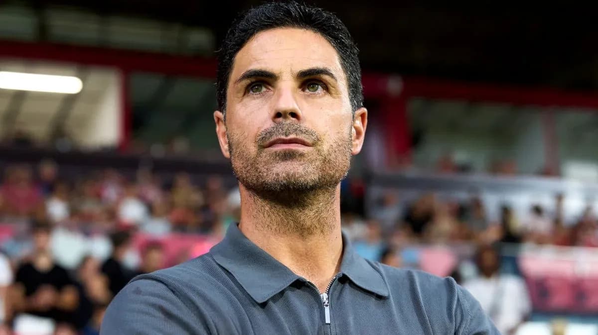 Entrenador observando el partido desde la banda
