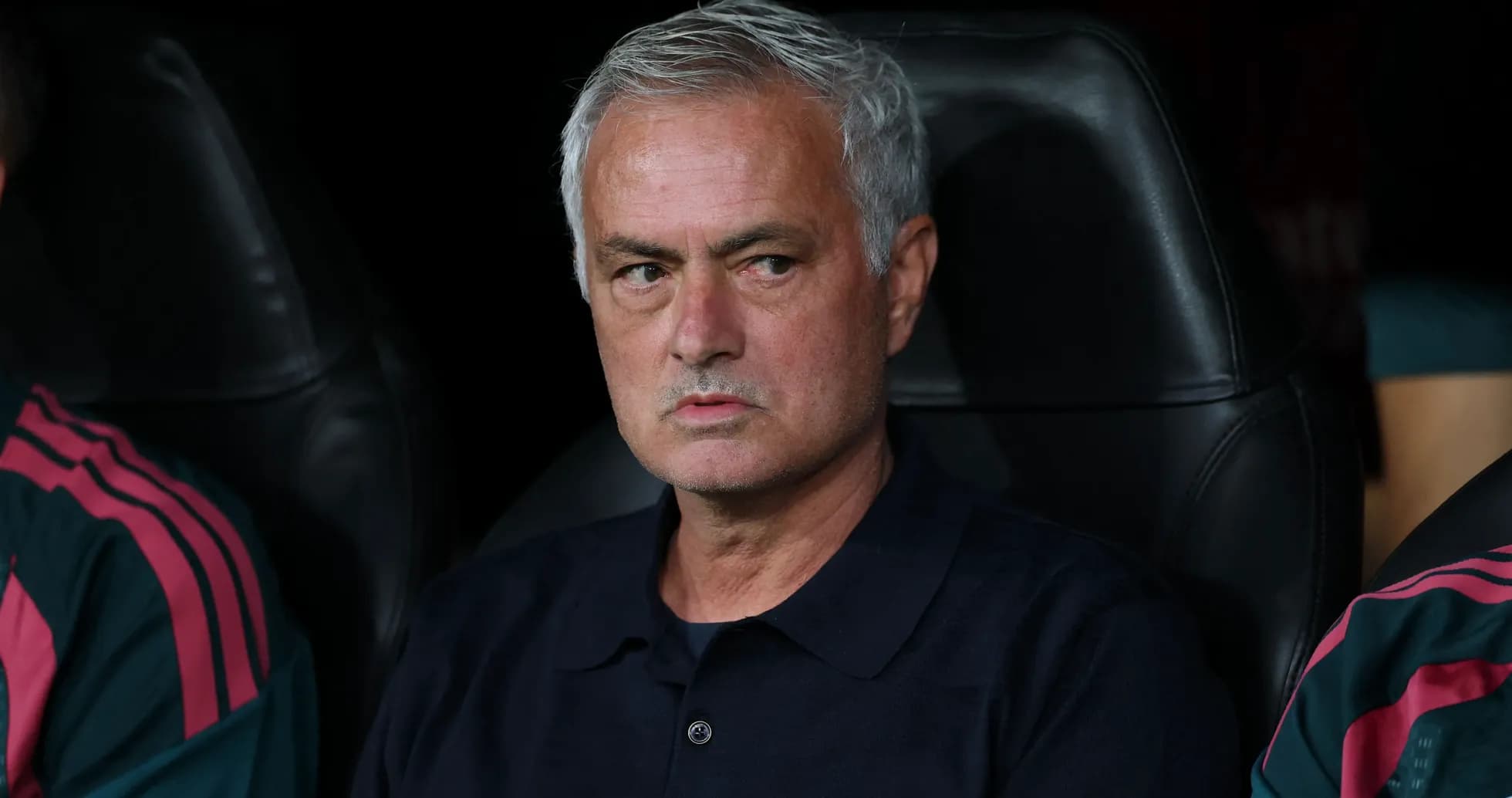 Entrenador sentado en el banquillo durante el partido