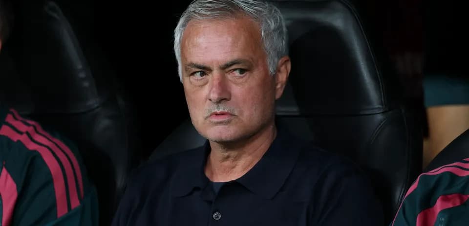 Entrenador sentado en el banquillo durante el partido