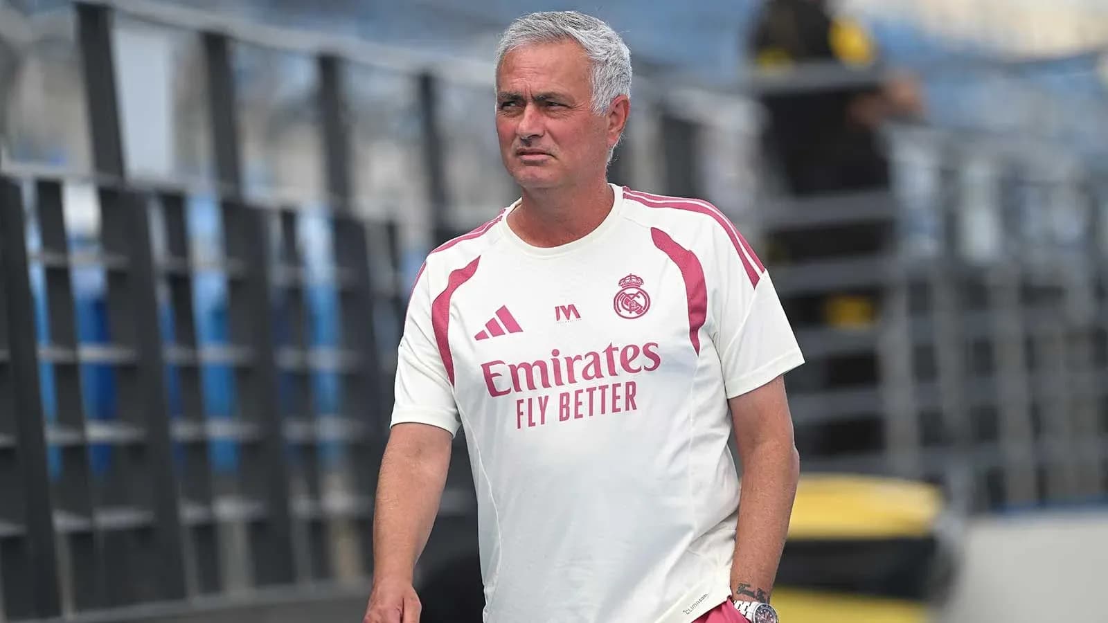 Entrenador de fútbol caminando por el campo