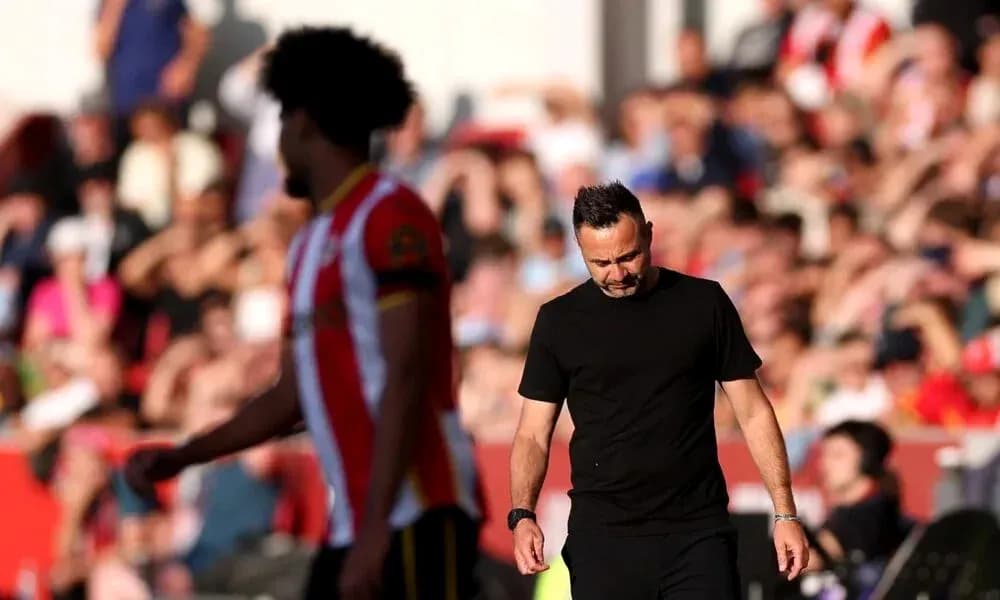 Entrenador caminando con cabeza baja durante el partido