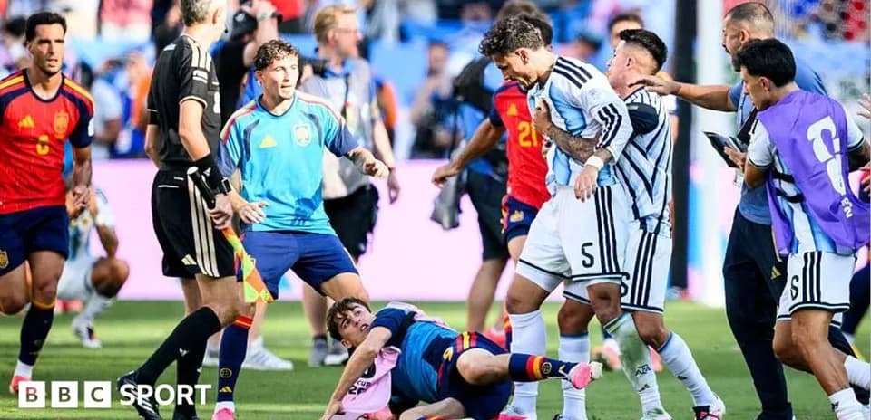 Jugadores de Argentina y España en confrontación durante partido