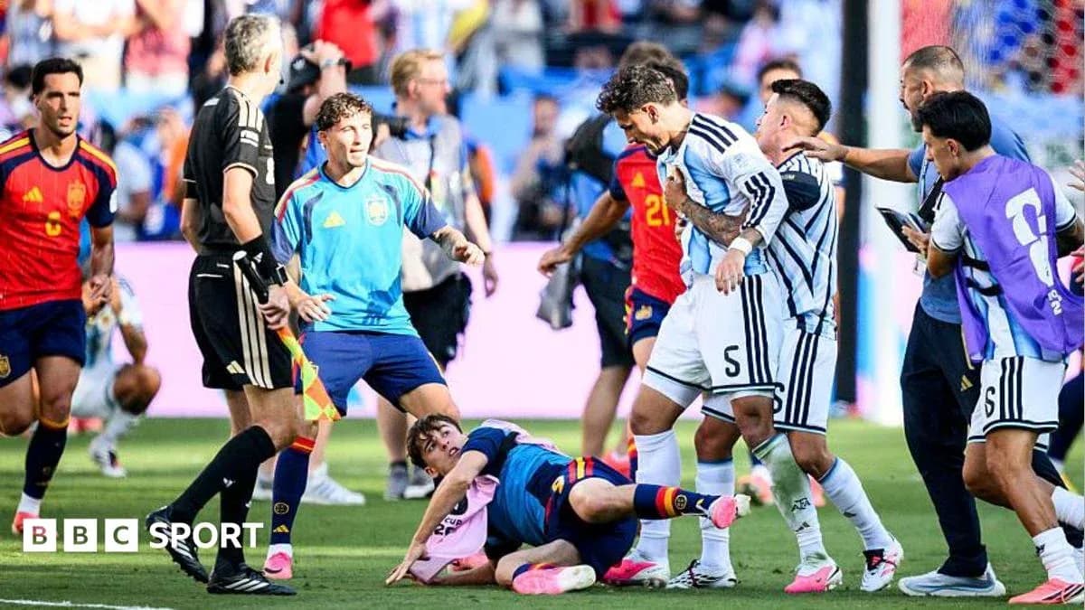 Jugadores de Argentina y España en confrontación durante partido