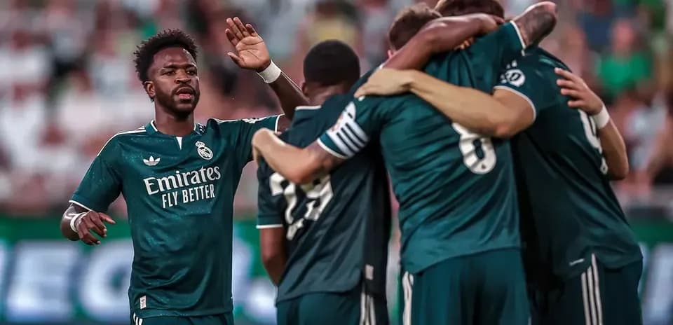 Celebración de gol de jugadores del Real Madrid