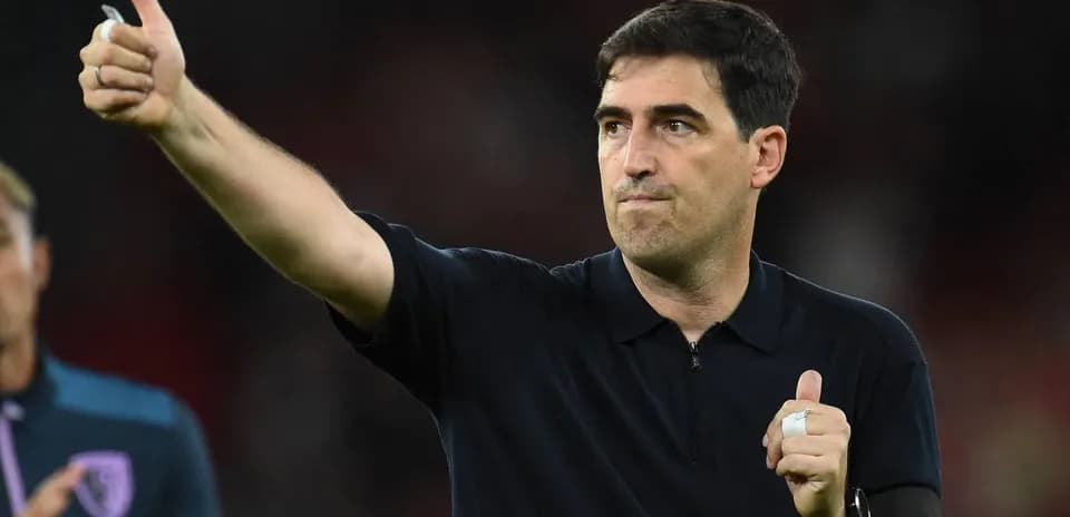 Entrenador dando pulgar arriba tras partido