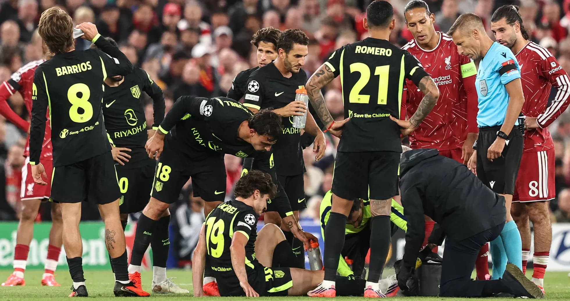 Jugadores de Atlético rodeando a compañero lesionado