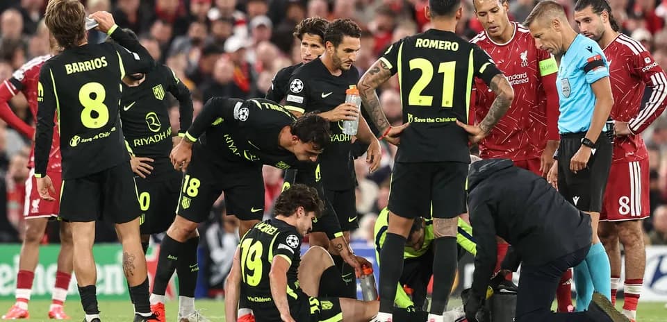 Jugadores de Atlético rodeando a compañero lesionado