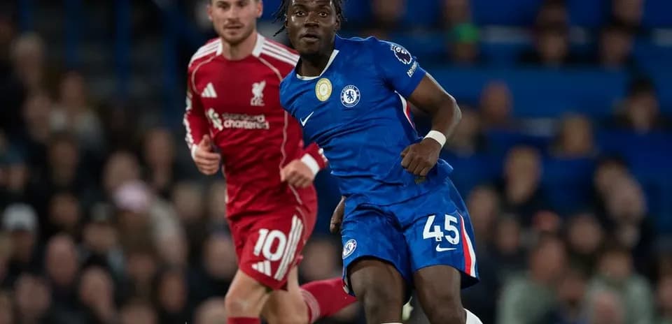Jugadores de Liverpool y Chelsea corriendo tras el balón