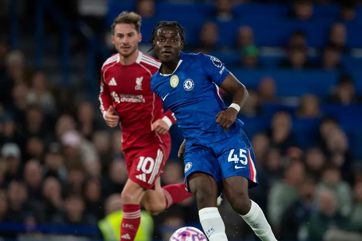 Jugadores de Liverpool y Chelsea corriendo tras el balón