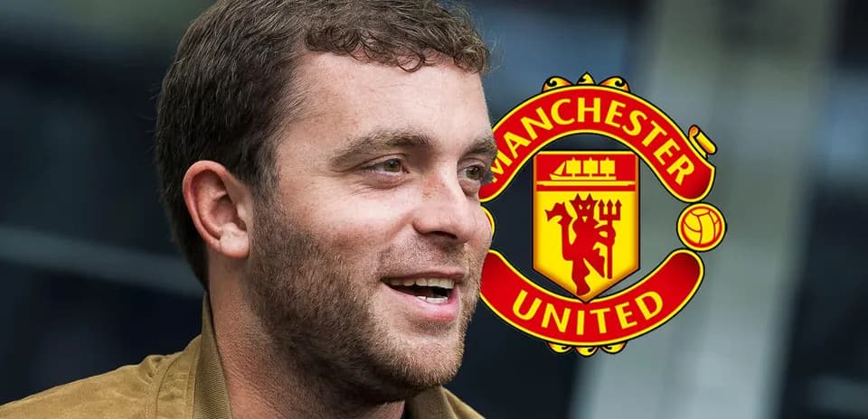 Hombre sonriendo con el logo de Manchester United