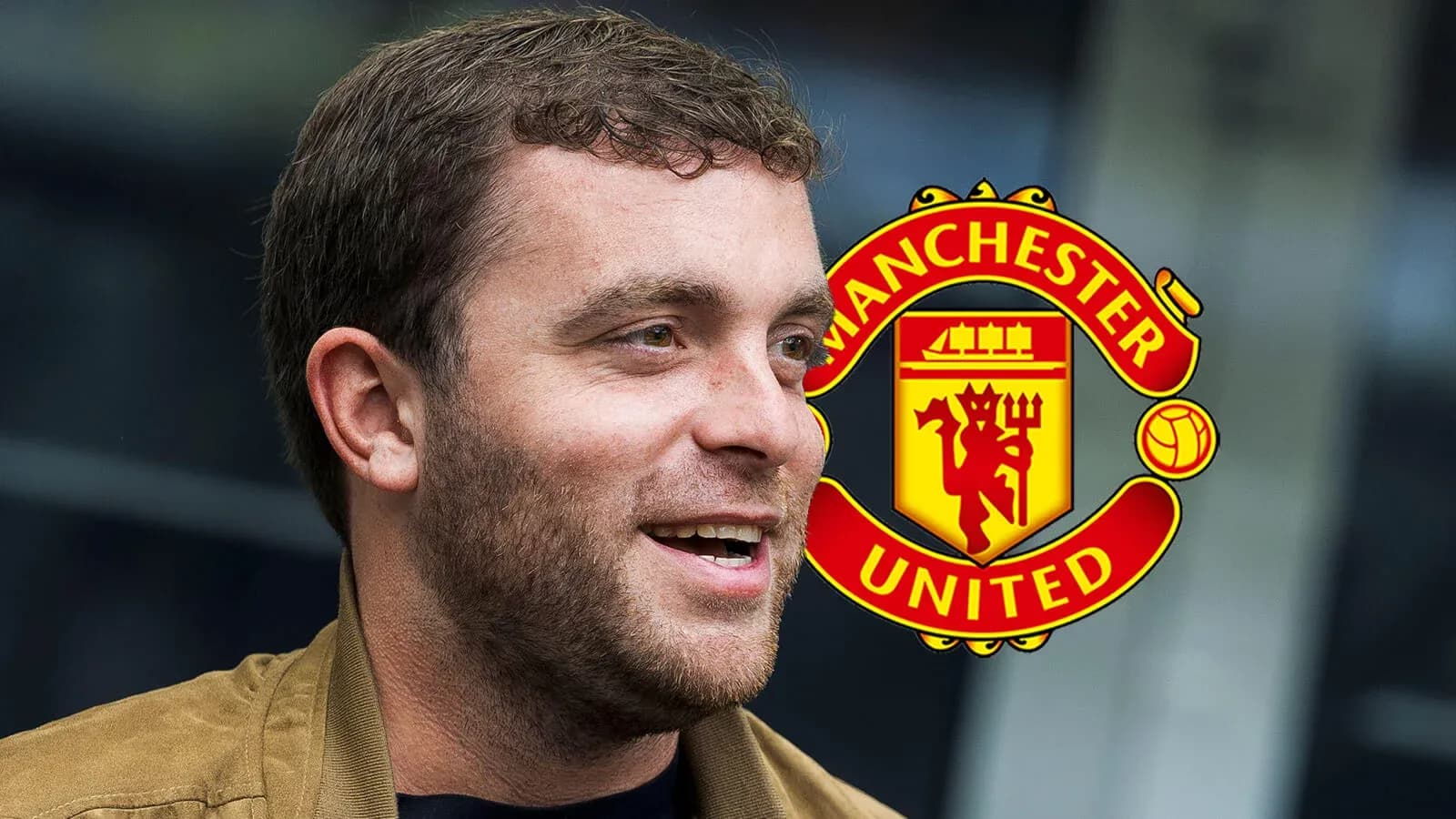 Hombre sonriendo con el logo de Manchester United