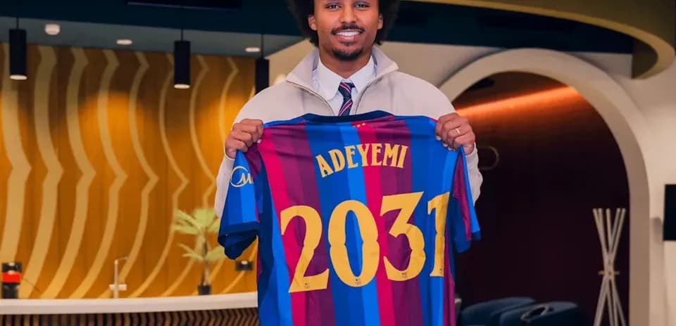 Jugador sostiene camiseta de FC Barcelona con nombre Adeyemi