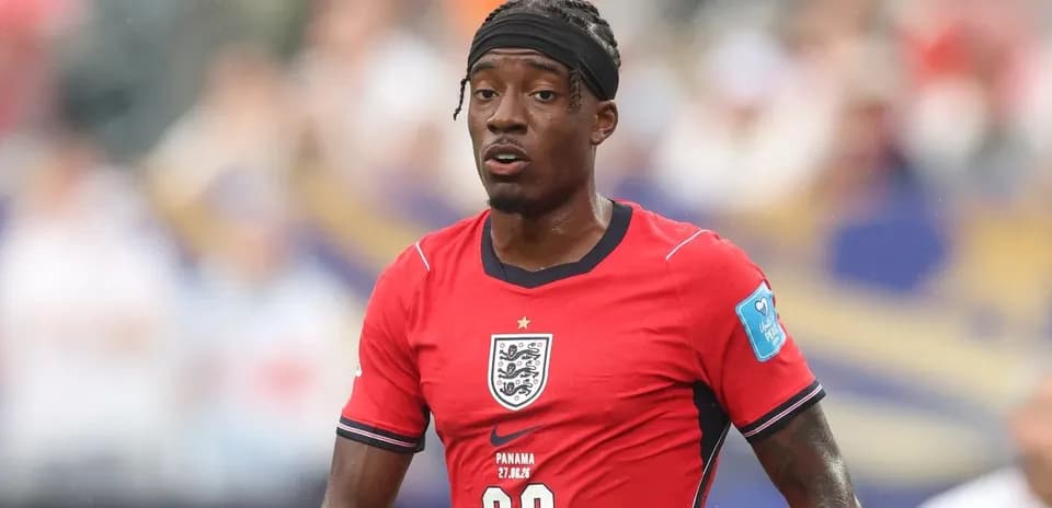Jugador de Inglaterra con camiseta roja en acción
