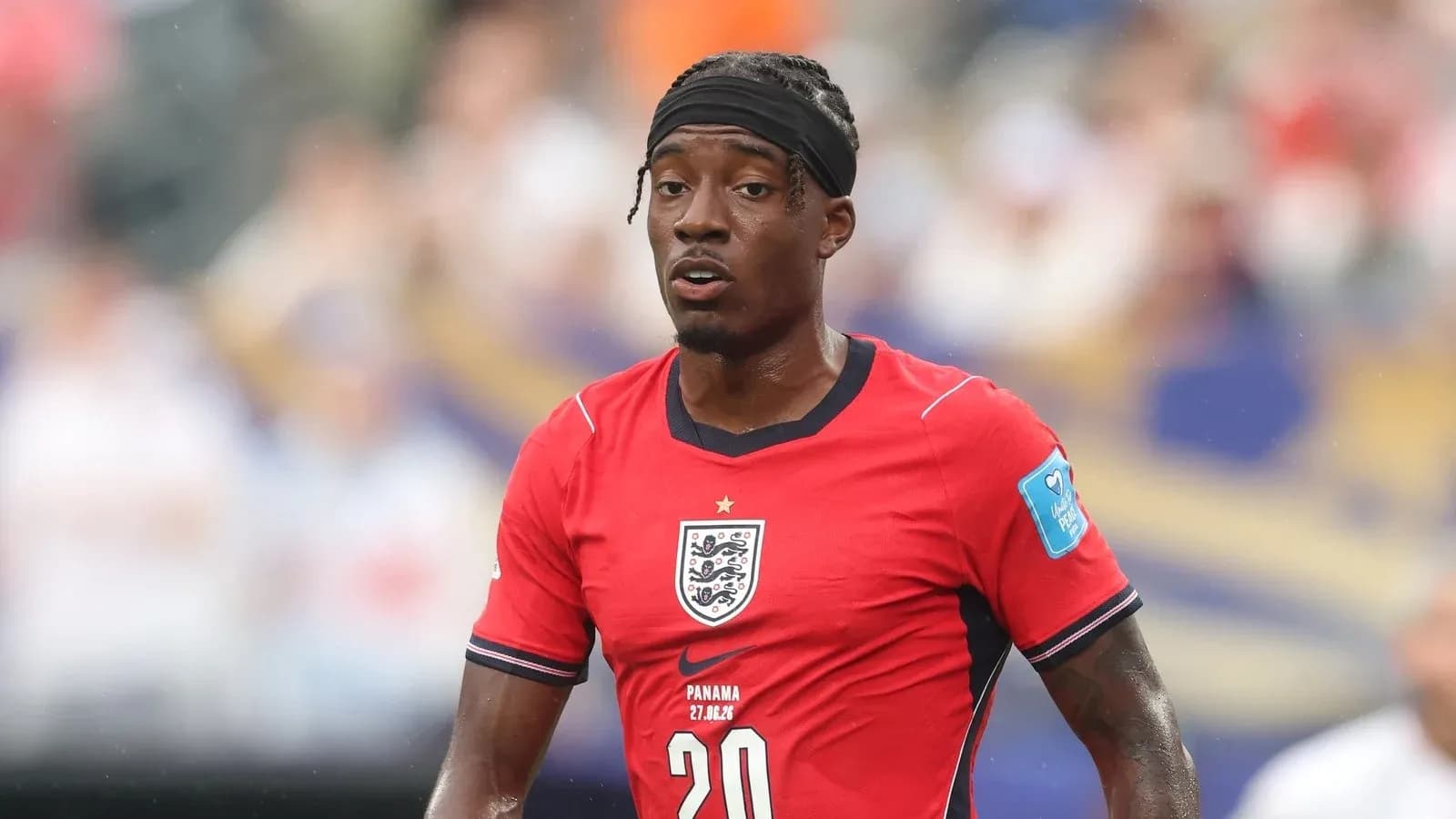 Jugador de Inglaterra con camiseta roja en acción