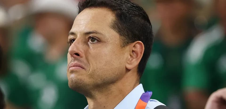 Jugador con expresión seria durante un evento deportivo