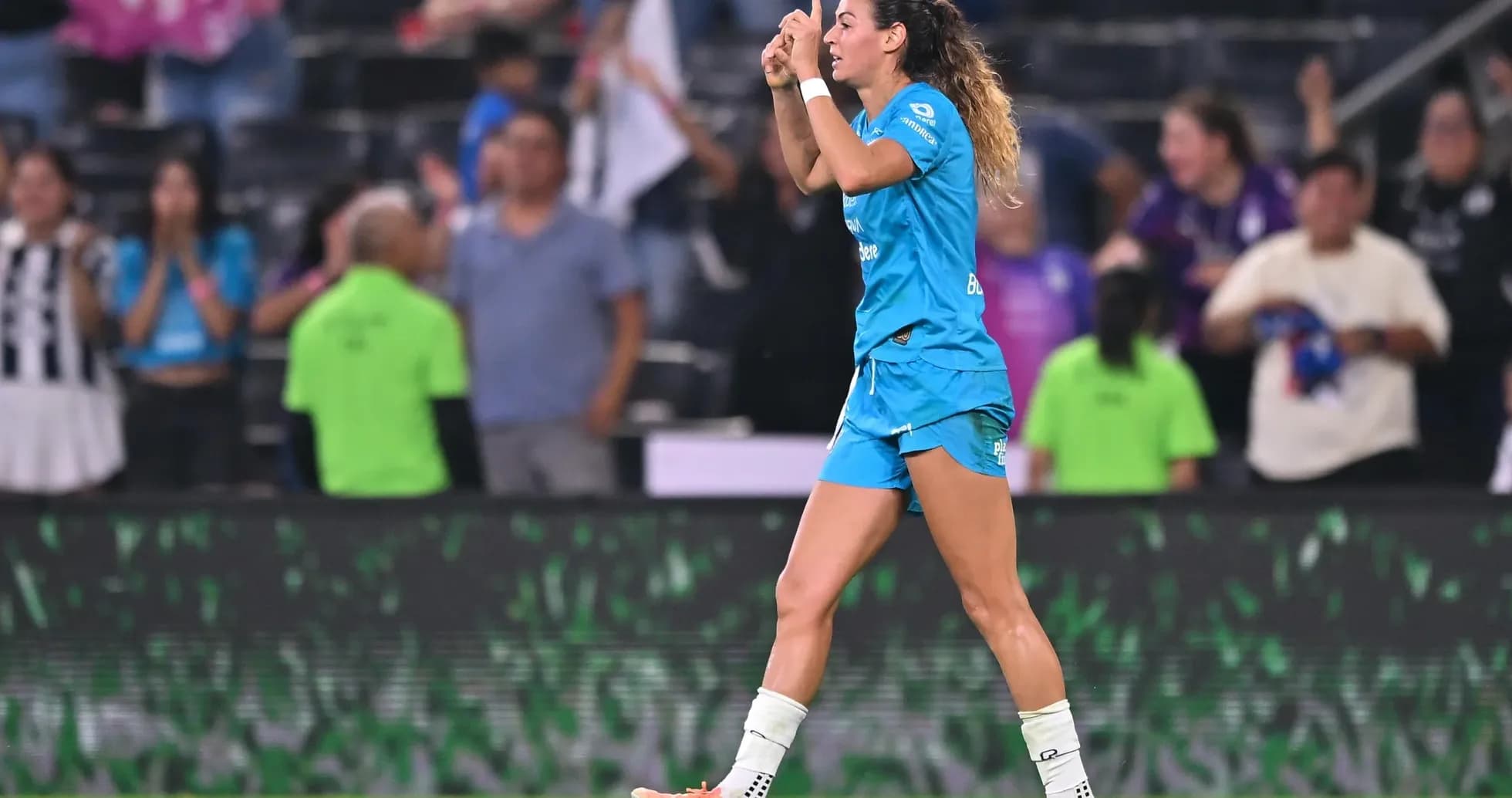 Jugadora celebrando un gol en el partido