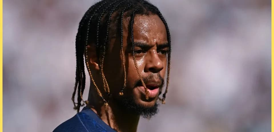 Jugador con trenzas en acción durante el partido