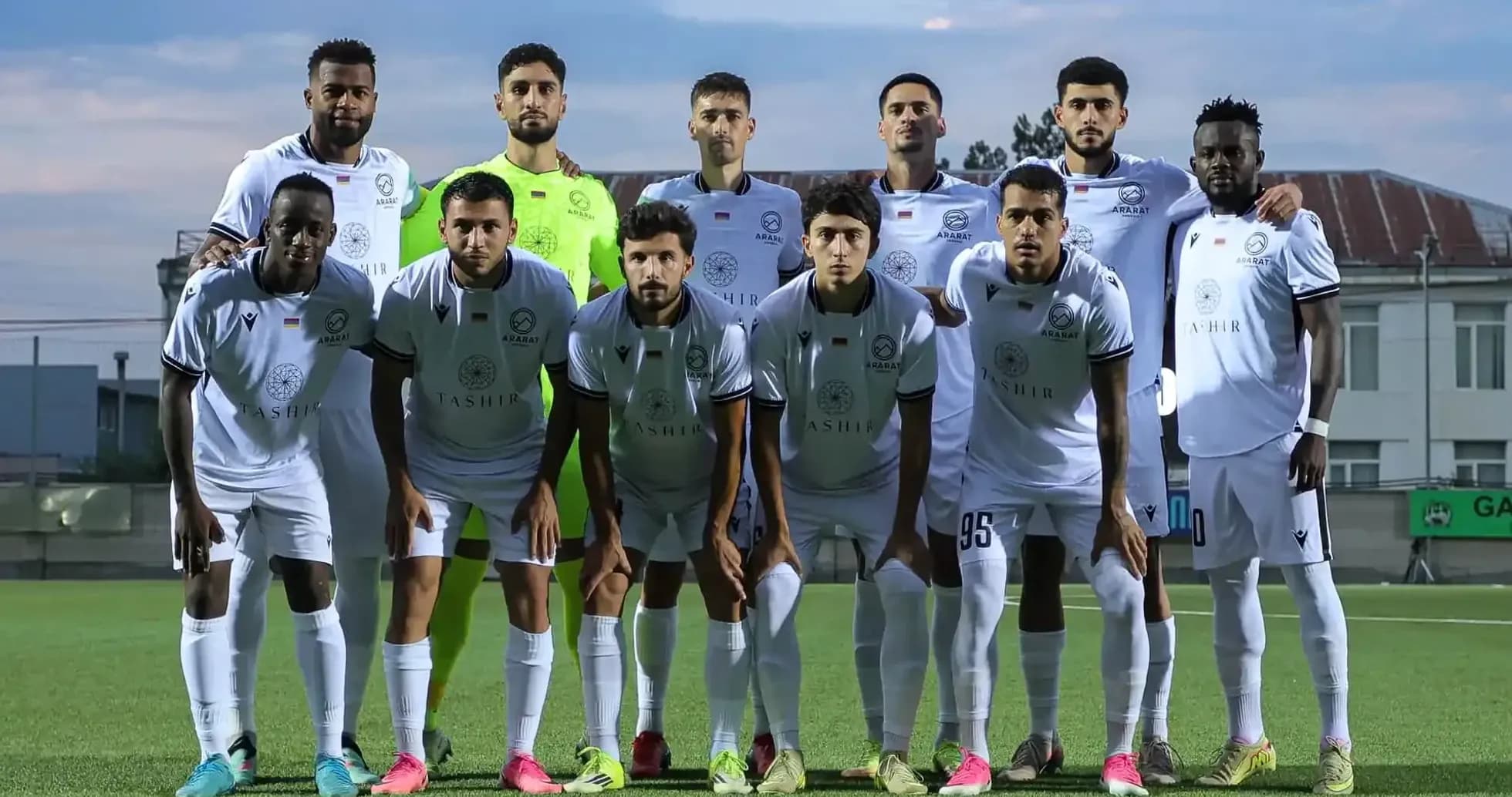 Equipo de Ararat-Armenia en el campo