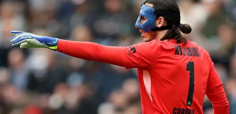 Portero señalando en partido con máscara azul