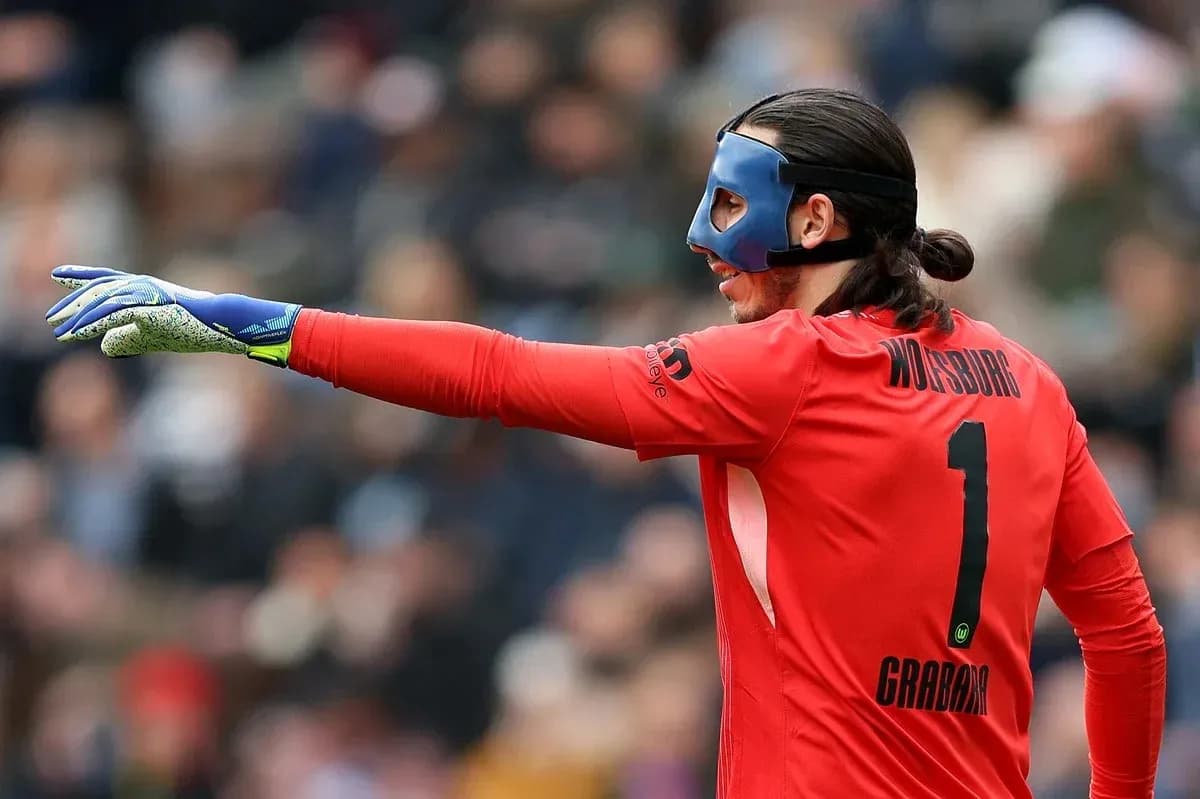 Portero señalando en partido con máscara azul