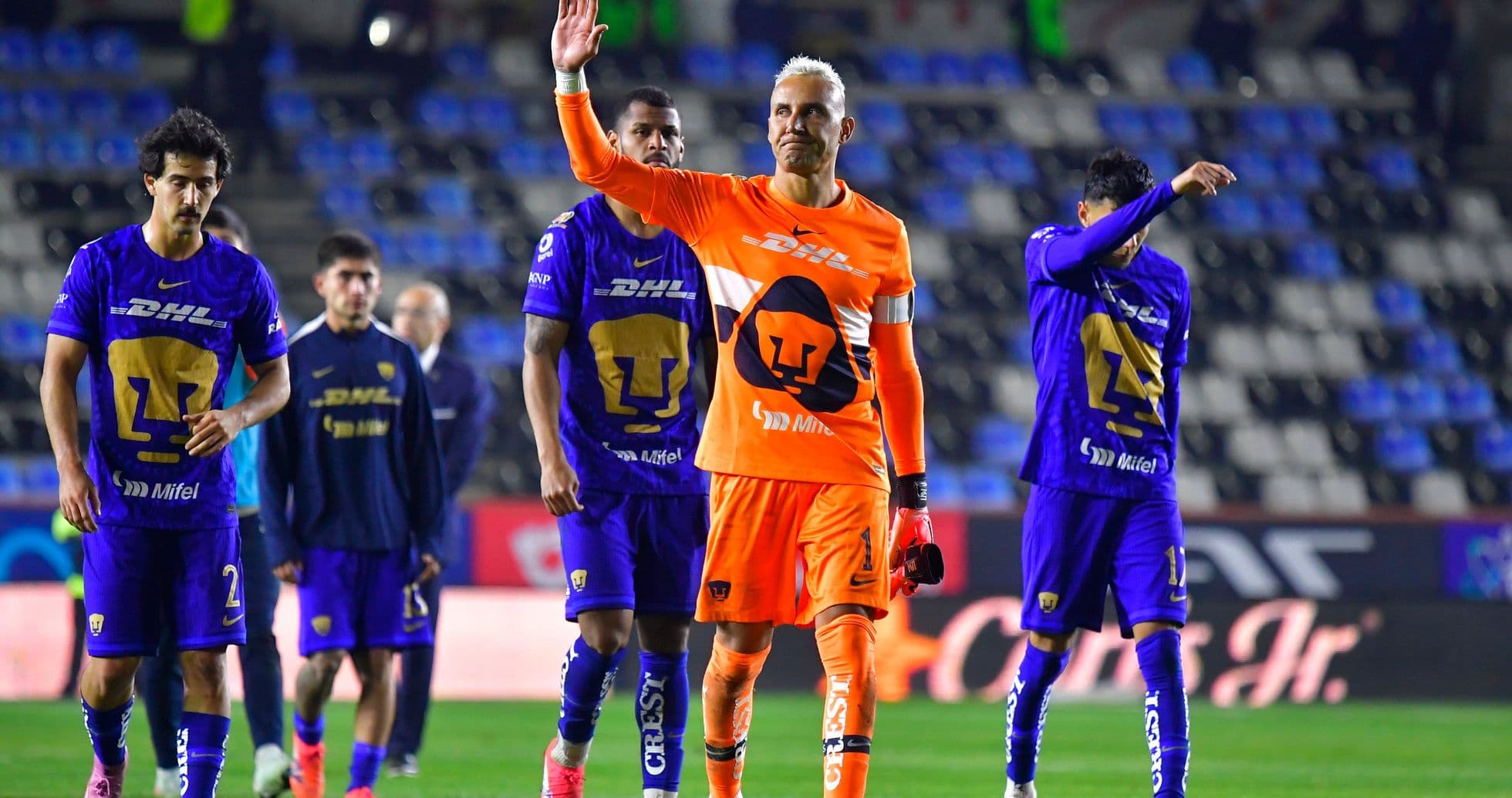 Jugadores de Pumas saludando tras el partido