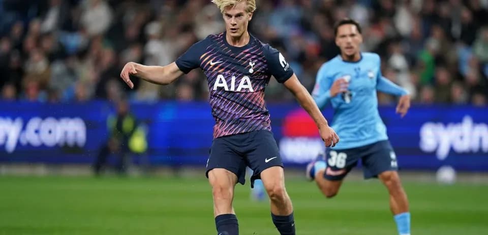Jugador de Tottenham pasando el balón en el partido