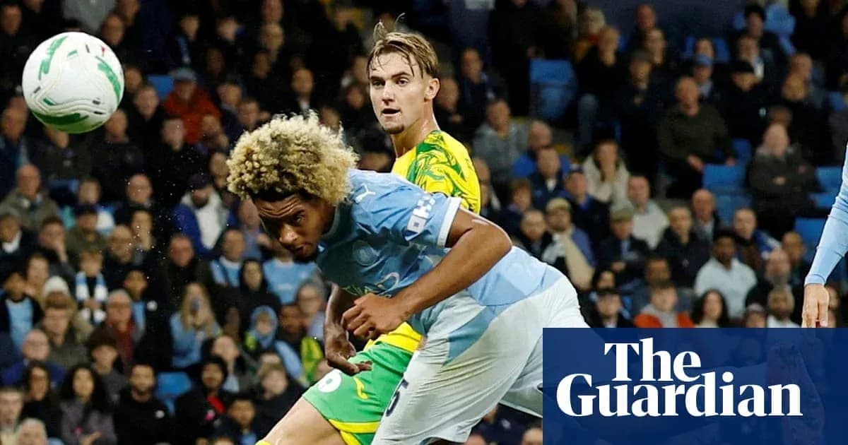 Jugador cabeceando el balón en partido de fútbol