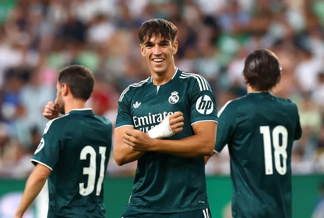Jugadores del Real Madrid en el campo durante un partido