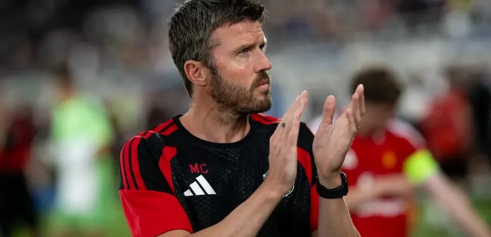 Entrenador aplaudiendo a los jugadores tras el partido