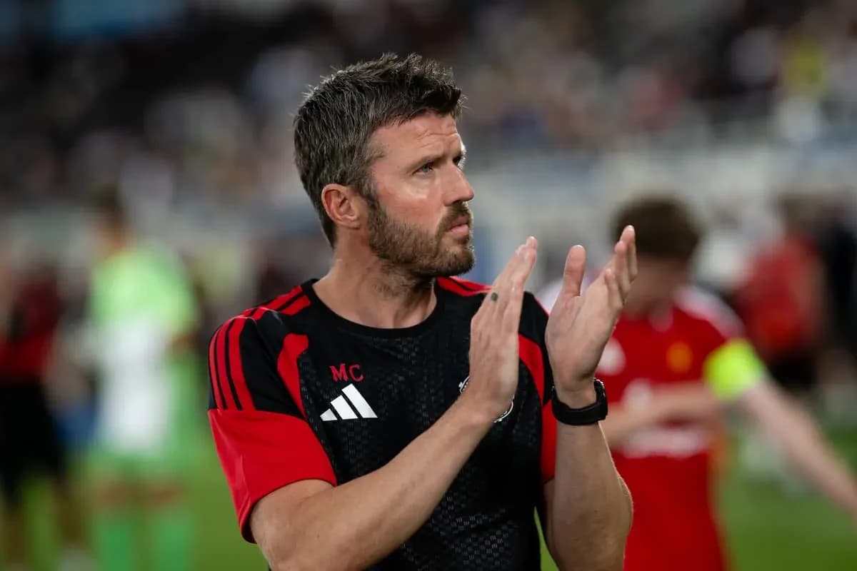 Entrenador aplaudiendo a los jugadores tras el partido