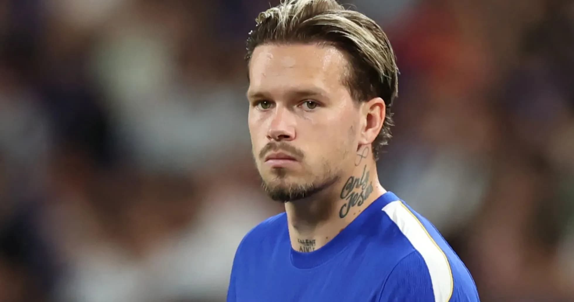 Jugador con camiseta azul en el campo