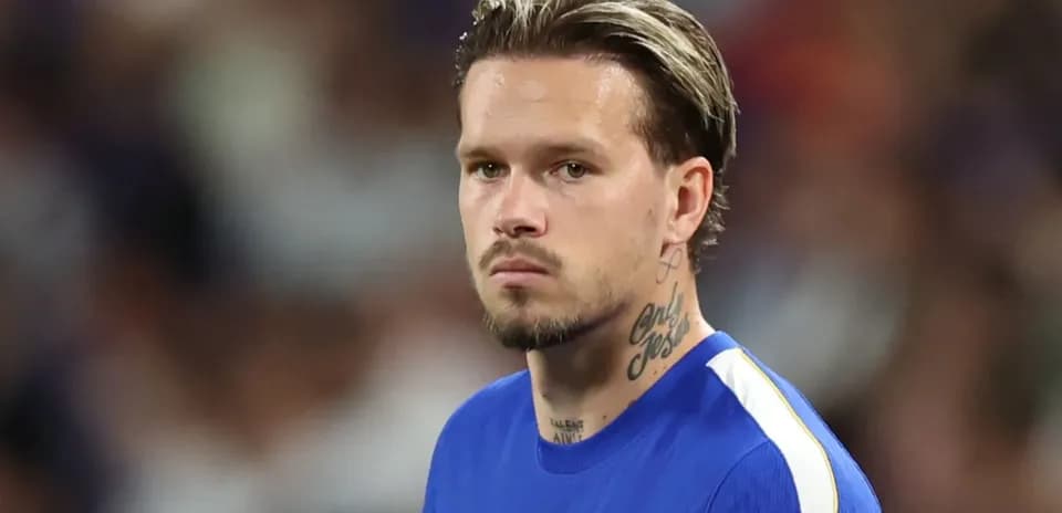 Jugador con camiseta azul en el campo