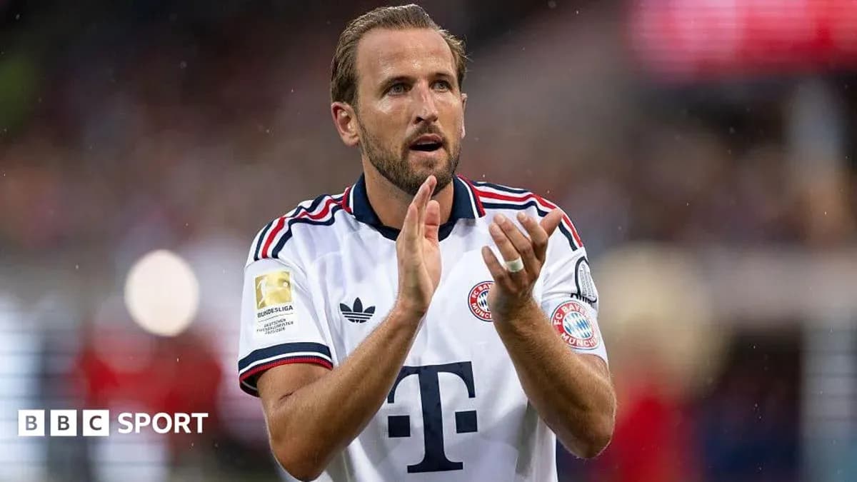 Jugador aplaudiendo en el campo de fútbol