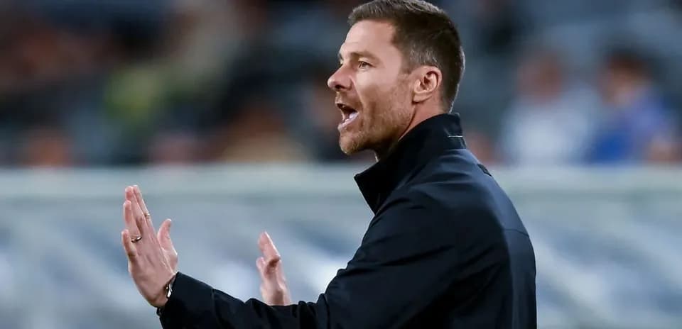 Entrenador gesticulando durante el partido