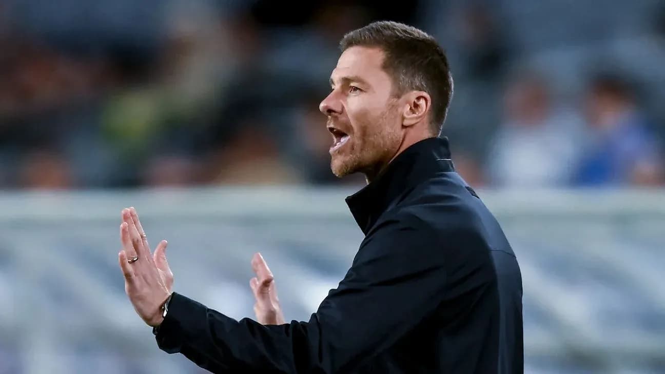 Entrenador gesticulando durante el partido
