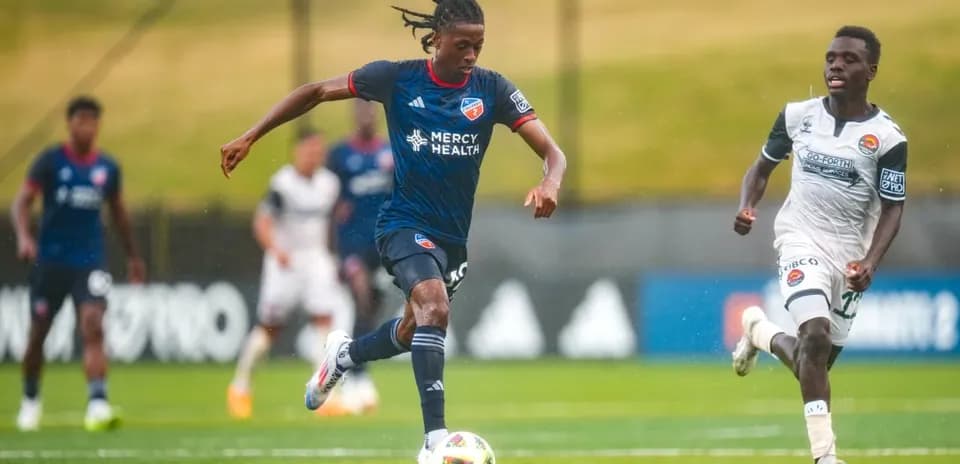Jugador de FC Cincinnati II driblando a oponente