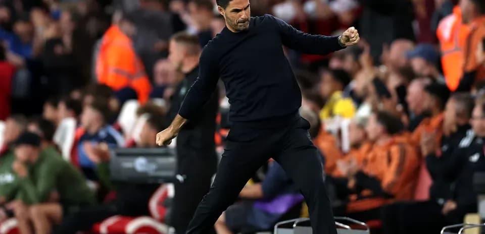 Entrenador celebrando una jugada en la banda