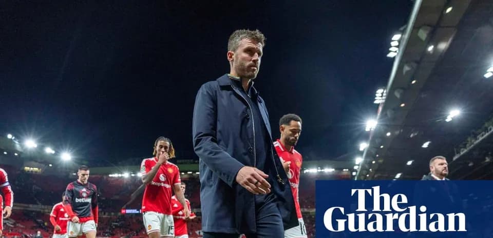 Entrenador saliendo del campo con jugadores de Manchester United