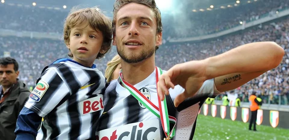Jugador levantando a un niño en el campo