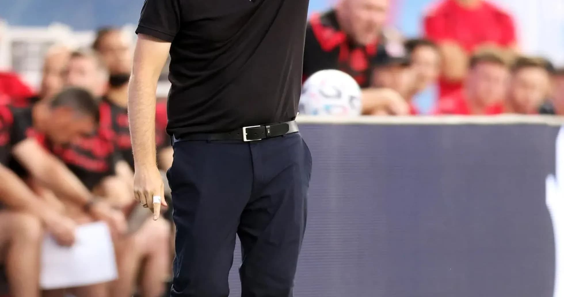Entrenador dirigiendo al equipo desde la línea de banda