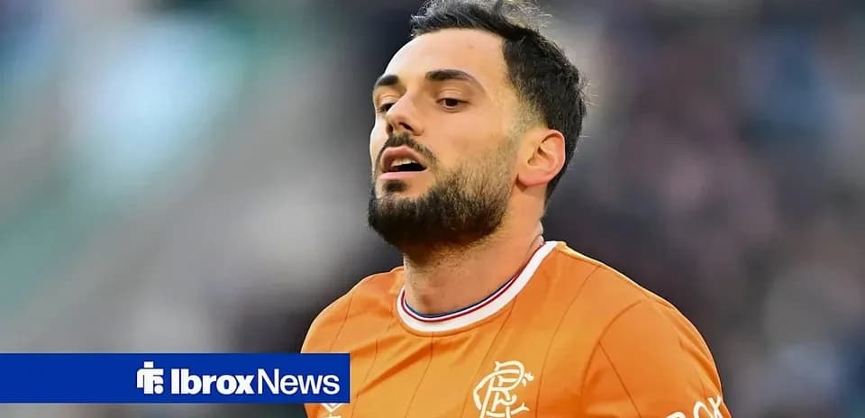 Jugador de Rangers con camiseta naranja en acción