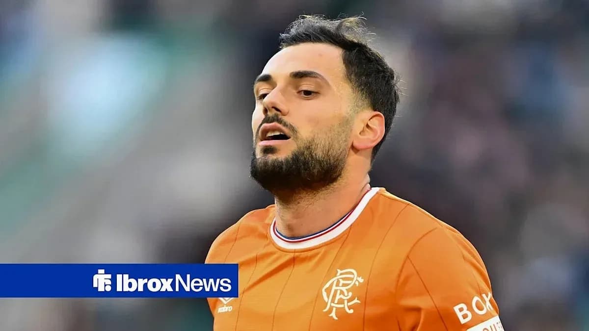 Jugador de Rangers con camiseta naranja en acción