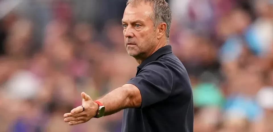 Entrenador dirigiendo al equipo durante el partido