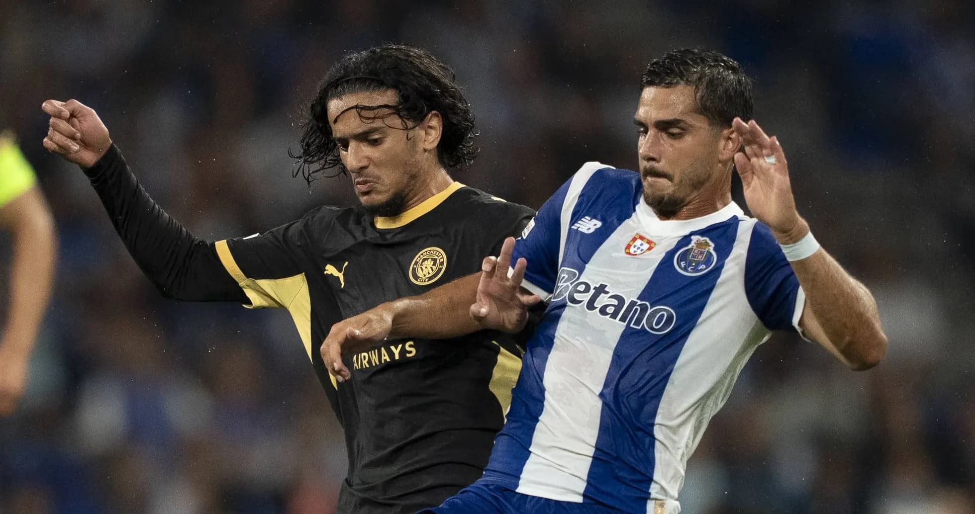 Dos jugadores luchando por el balón en el partido